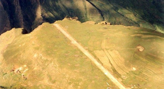 world-0390-s-scariest-runways خطرناک ترین فرودگاه های دنیا