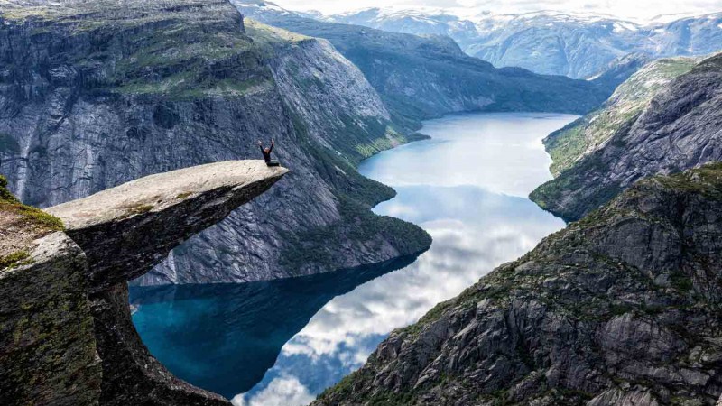 Julie-Rivenbark-on-Trolltunga صخره ترولتانگا | نروژ