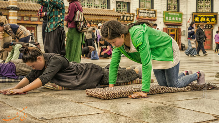 زنان در حال عبادت زنان در حال عبادت