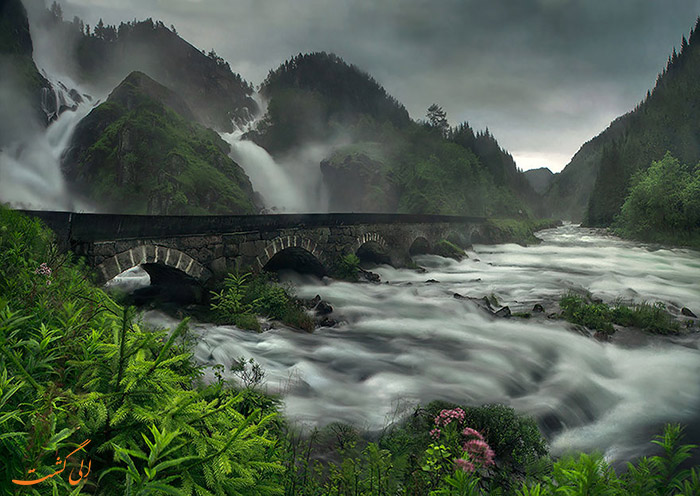معماری پل بر روی آبشار Låtefossen معماری پل بر روی آبشار Låtefossen