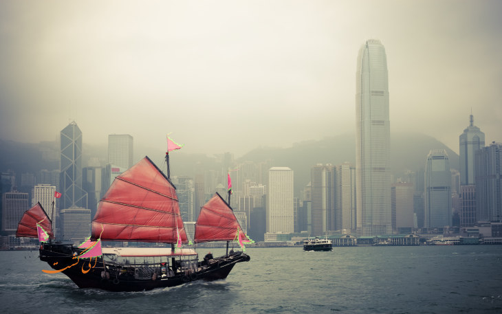 chinese style sailboat in Hong Kong جاذبه های هنگ کنگ