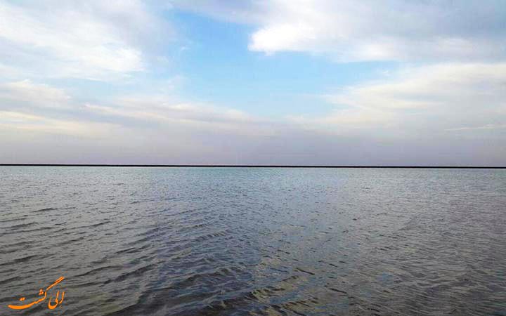 دریاچه نمک خور و بیابانک دریاچه نمک خور و بیابانک