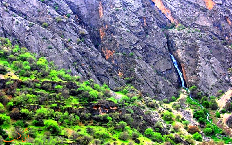 آبشار زیبا در دره عشق آبشار زیبا در دره عشق