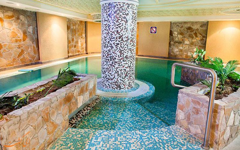 استخر- هتل در دیاف الجزیره استخر- هتل در دیاف الجزیره