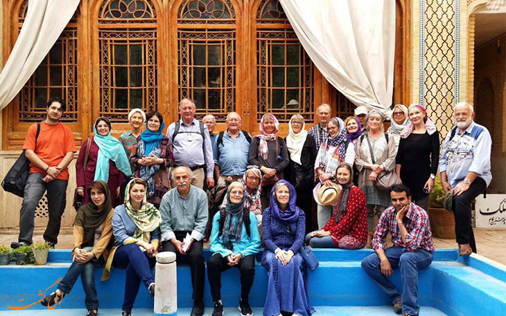 گردشگران خارجی در یک خانه قدیمی ایرانی گردشگران خارجی در یک خانه قدیمی ایرانی
