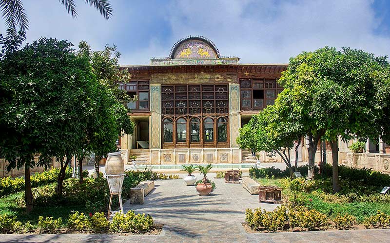 در خانه ی زینت الملک شیراز، خانه ی دختر خانواده ی قوام یک دل سیر بگردید! در خانه ی زینت الملک شیراز، خانه ی دختر خانواده ی قوام یک دل سیر بگردید!