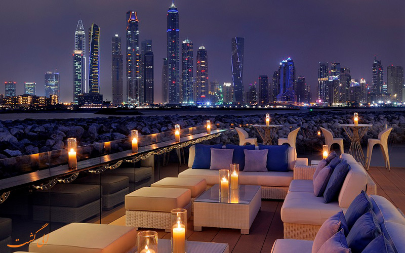 رستوران 101 Dining Lounge and Bar از دو بخش فضای باز و بسته تشکیل شده و دکوراسیون شیک و جذابی دارد.