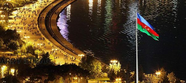 تصویری از شب های بلوار باکو و پرچم آذربایجان