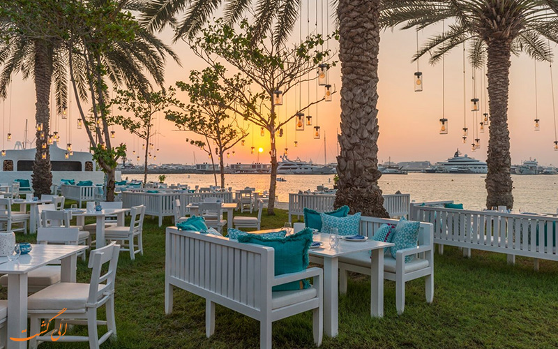 در کنار دریای دبی رستورانی به نام Fish Beach Taverna نیز وجود دارد که با داشتن میزهای سفید و شیک و لامپ های چشمک زن فضای عالی را به خصوص در شب فراهم آورده است.