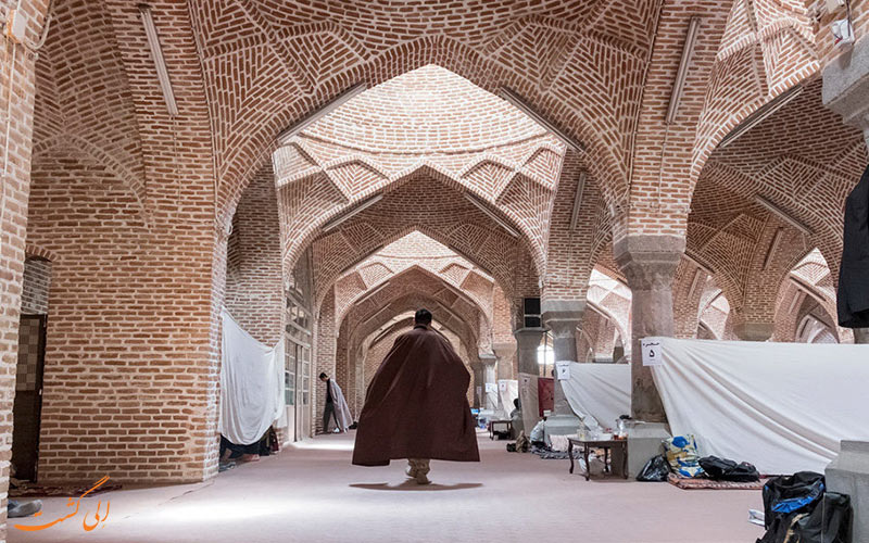 طلبه ای در محوطه ی مسجد جامع تبریز طلبه ای در محوطه ی مسجد جامع تبریز