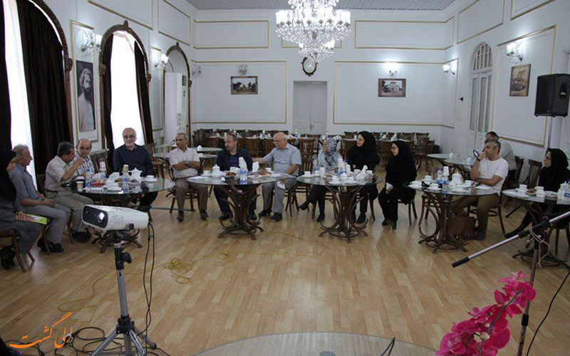 نمایی از داخل ساختمان شهرداری رشت و برگزاری یک نشست در آن نمایی از داخل ساختمان شهرداری رشت و برگزاری یک نشست در آن