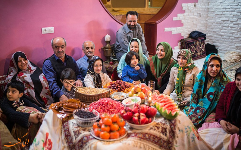 تصویر جمع شدن خانواده در شب چله به دور کرسی تصویر جمع شدن خانواده در شب چله به دور کرسی