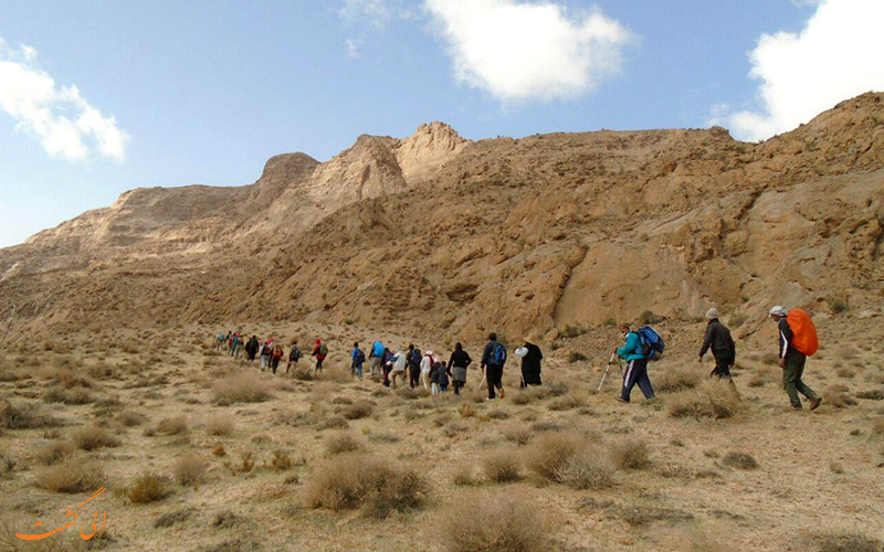 تیم کوهنوردان و غارنوردان به در حال حرکت به سمت غار پشوم تیم کوهنوردان و غارنوردان به در حال حرکت به سمت غار پشوم