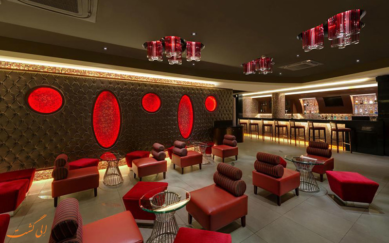 سالن رستوران با طراحی داخلی با رنگ قرمز و مبلمان ظریف هتل فرن کادامبا (The Fern Kadamba Hotel) سالن رستوران با طراحی داخلی با رنگ قرمز و مبلمان ظریف هتل فرن کادامبا (The Fern Kadamba Hotel)
