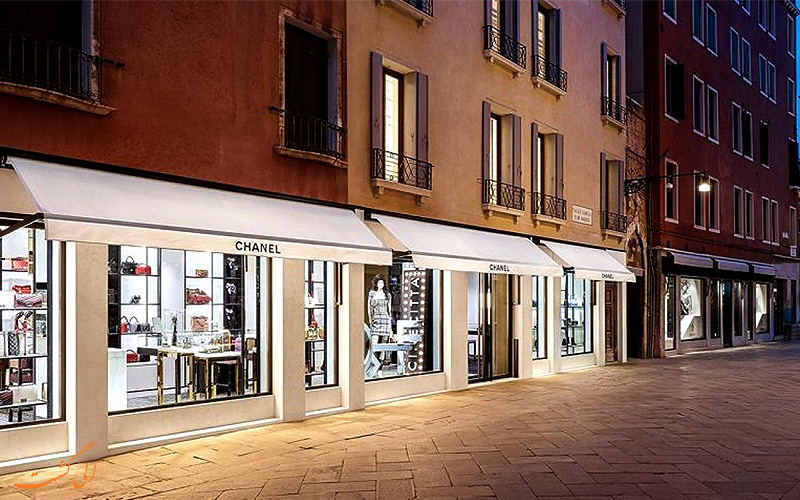 خیابان Calle Larga XXII Marzo با تصویر فروشگاه برند شنل خیابان Calle Larga XXII Marzo با تصویر فروشگاه برند شنل