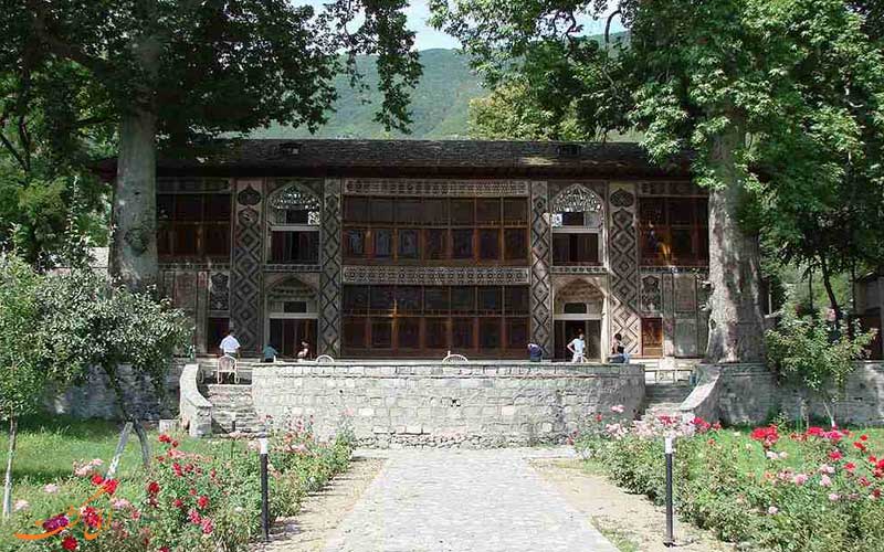 نمایی از یک مهمانسرا در شکی نمایی از یک مهمانسرا در شکی