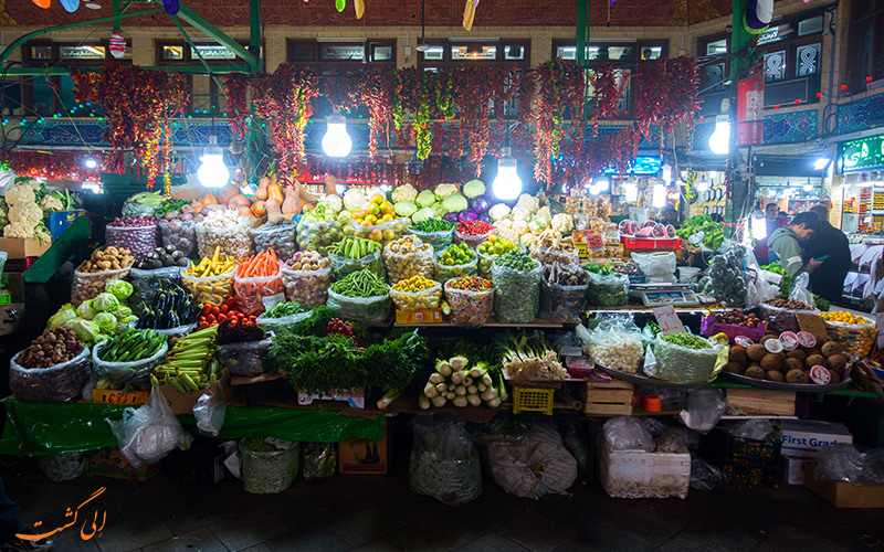 نمای زیبای بازار محلی میوه فروشی با تنوع میوه های زمستانی نمای زیبای بازار محلی میوه فروشی با تنوع میوه های زمستانی
