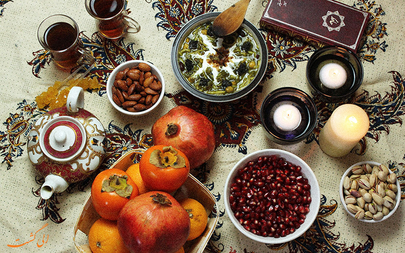 میز تزیین شده شب چله یا همان شب یلدا با شمع و انار و کتاب اشعار حافظ میز تزیین شده شب چله یا همان شب یلدا با شمع و انار و کتاب اشعار حافظ