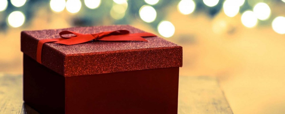 7017522-holiday-gift-present-box-red-tape-ribbon-christmas1 کادو