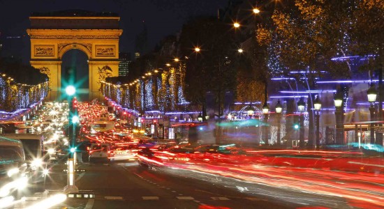 trees-were-lit-along-Champs-Elysées-Paris1 مشهرترین خیابان ها