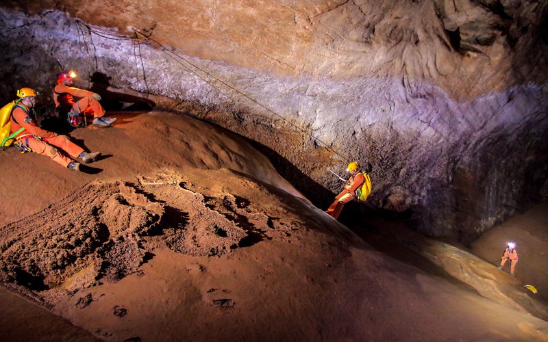 Astronauts-enter-cave-CAVESTRANAUT0716 غار