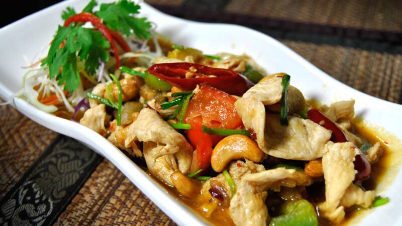 مرغ و بادام زمینی مرغ و بادام زمینی