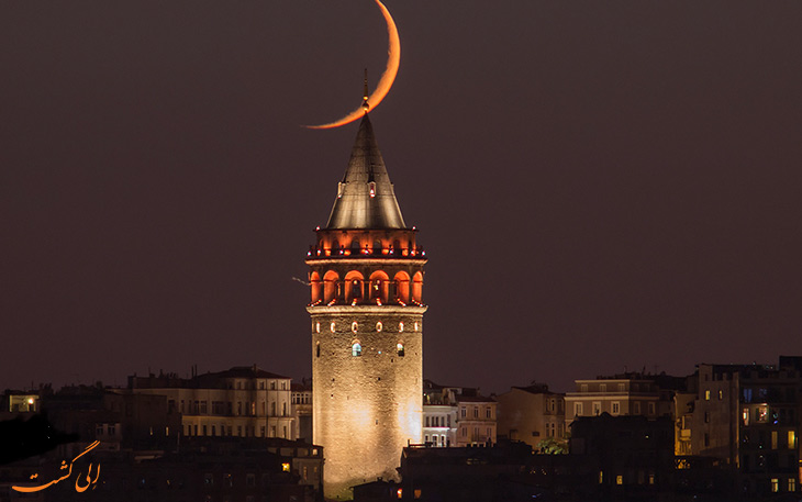 شب در برج گالاتا در استانبول