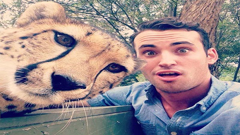 Snapping-Selfies-with-Wild-Animals-Is-a-New-Trend-27.jpg