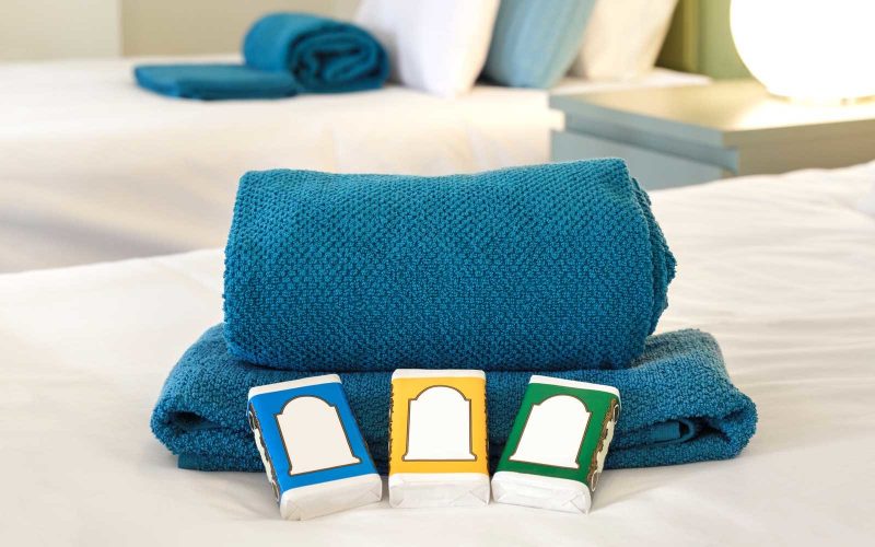 Bed with Towels and Soap لوازم بهداشتی در هتل