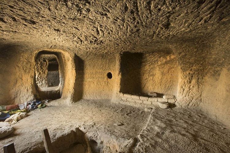 داخل غارهای موستانگ داخل غارهای موستانگ