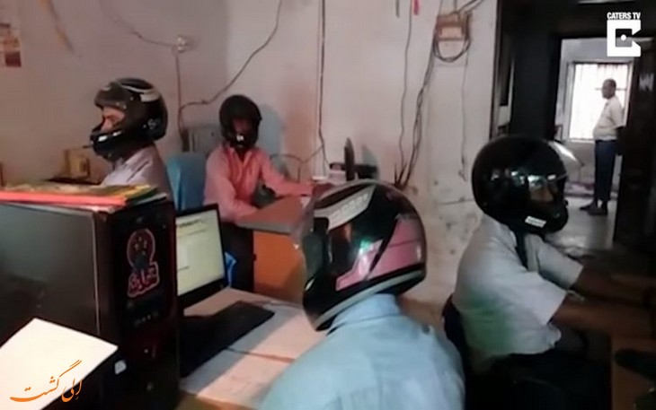 کار کردن در اداره با کلاه کاسکت