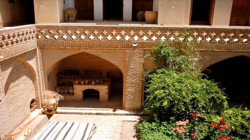 حیاط خانه پیرنیا نایین حیاط خانه پیرنیا نایین