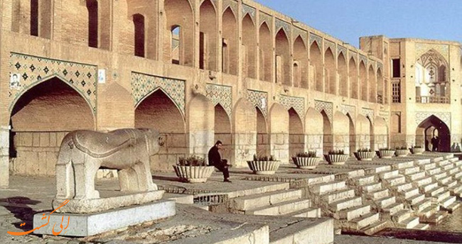 شیرهای سنگی پل خواجو شیرهای سنگی پل خواجو