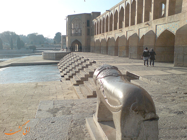 شیر سنگی پل خواجو شیر سنگی پل خواجو