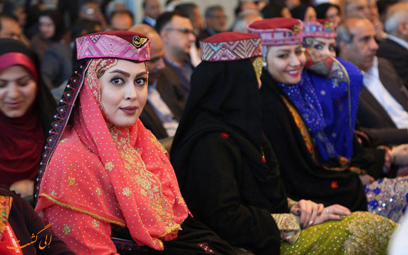 مهمانداران تفتان با پوشش سنتی مهمانداران تفتان با پوشش سنتی