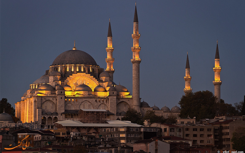 دورنما مسجد سلیمانیه یا همان ایاصوفیه در شب های استانبول