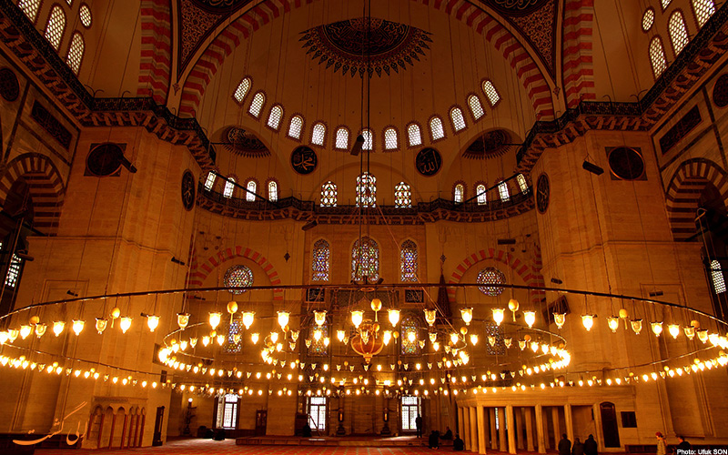 تصویر لامپ های روشنایی داخل مسجد سلیمانیه، از جاذبه های گردشگری استانبول