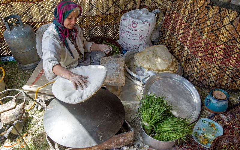 پخت نان محلی توسط زنان بومی پخت نان محلی توسط زنان بومی