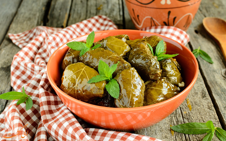 دلمه برگ مو یونانی دلمه برگ مو یونانی