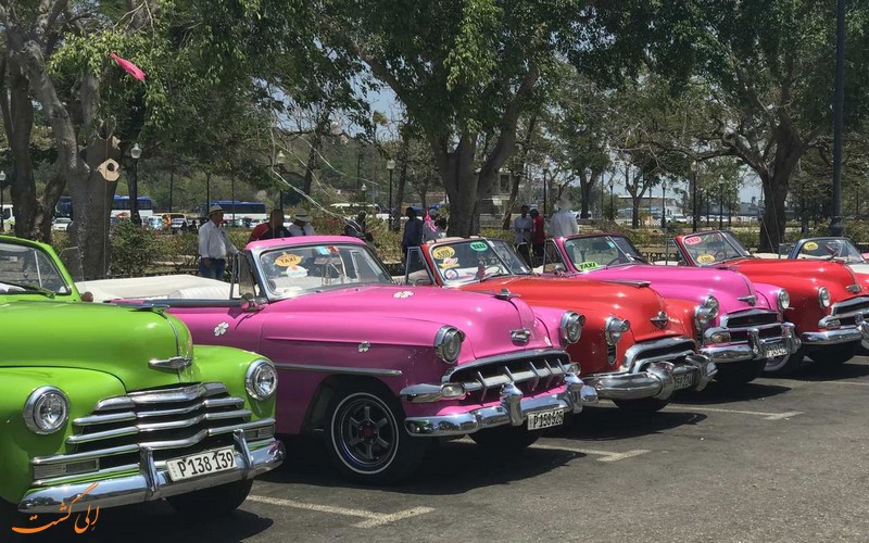Colourful-vintage-cars-at-a-taxi-rank.jpg