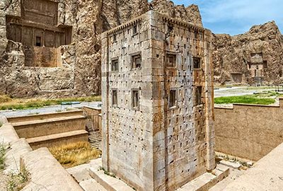 کشف کتیبه سه زبانه در نقش رستم