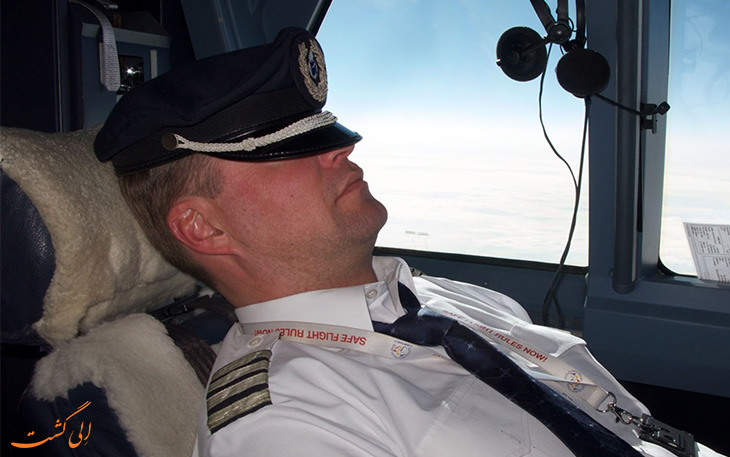 خوابیدن در کاکپیت هواپیما