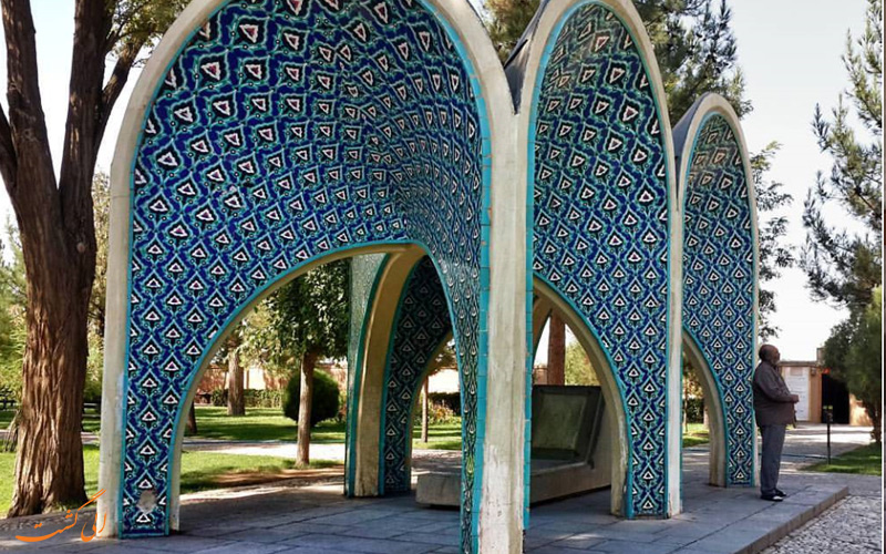 آرامگاه بزرگترین شاعر و هنرمند ایران، کمال الملک