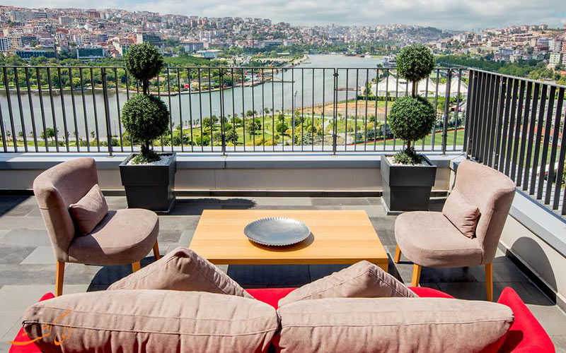 دید به بسفر از بالکنی هتل هیلتون گاردن استانبول